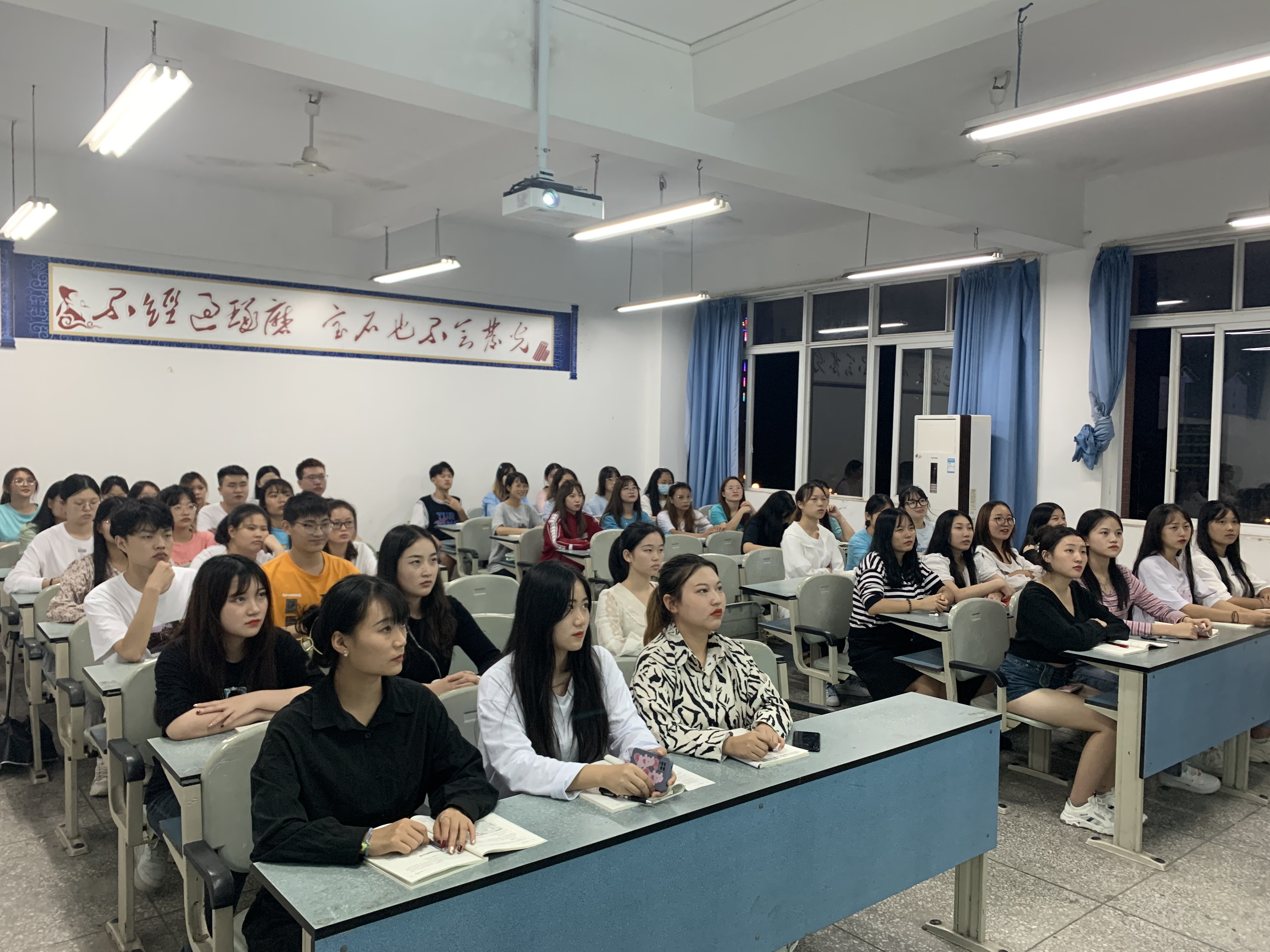 同学们正襟危坐，认真观看，深受感动.jpg