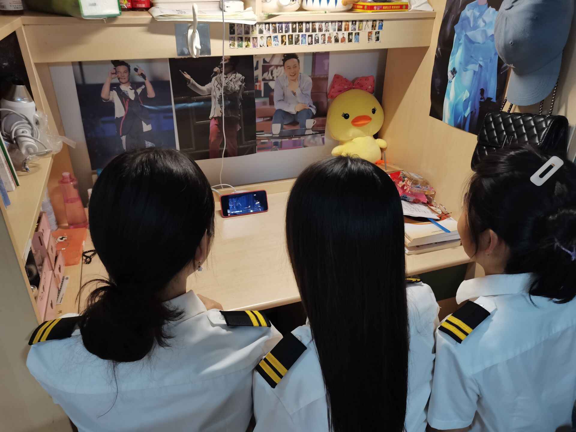 学校航空成人短视频
学生在寝室围坐一团，认真观看.jpg